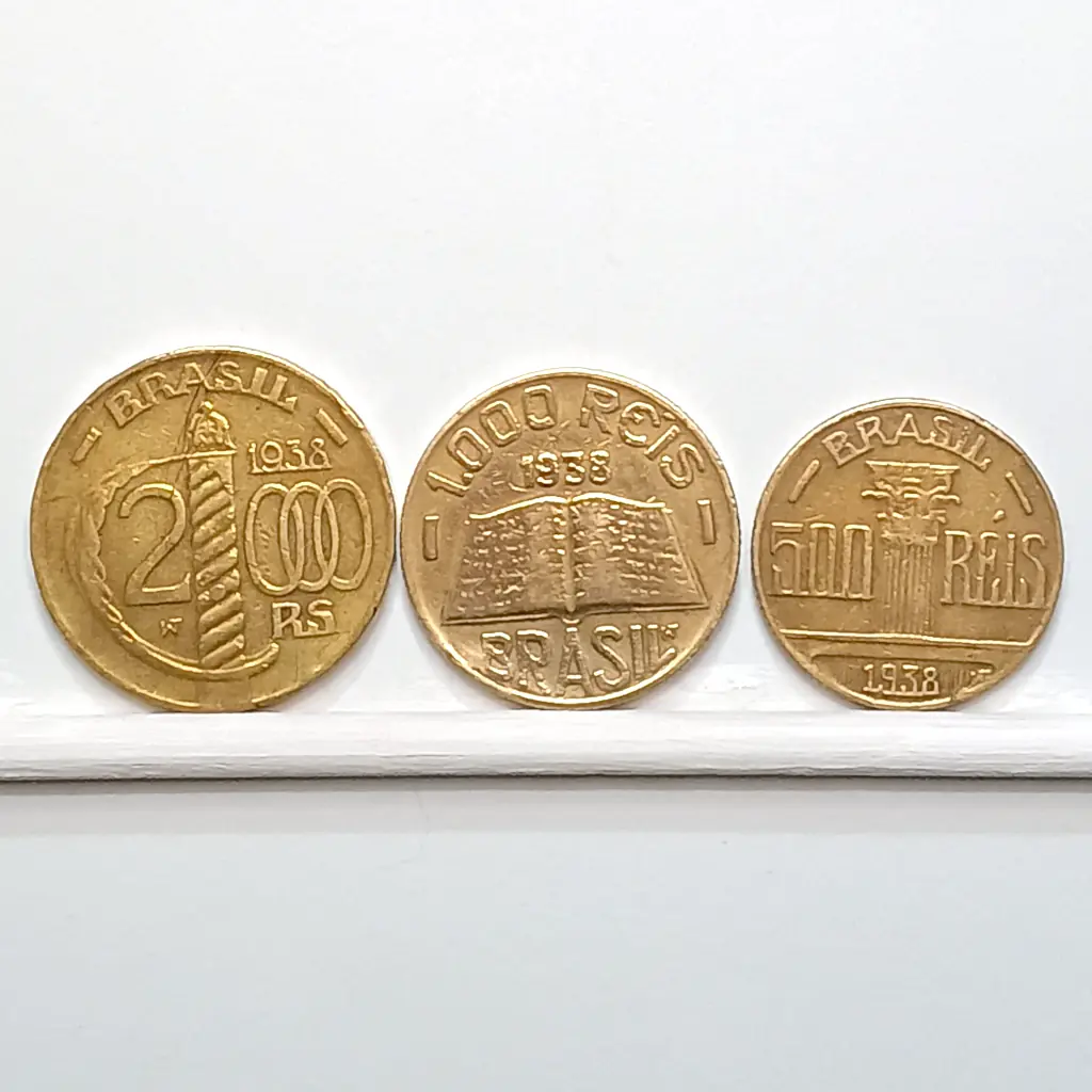 Conjunto com 3 moedas da Série Brasileiros Ilustres de 1938 – 2.000 1.000 e 500 Réis.