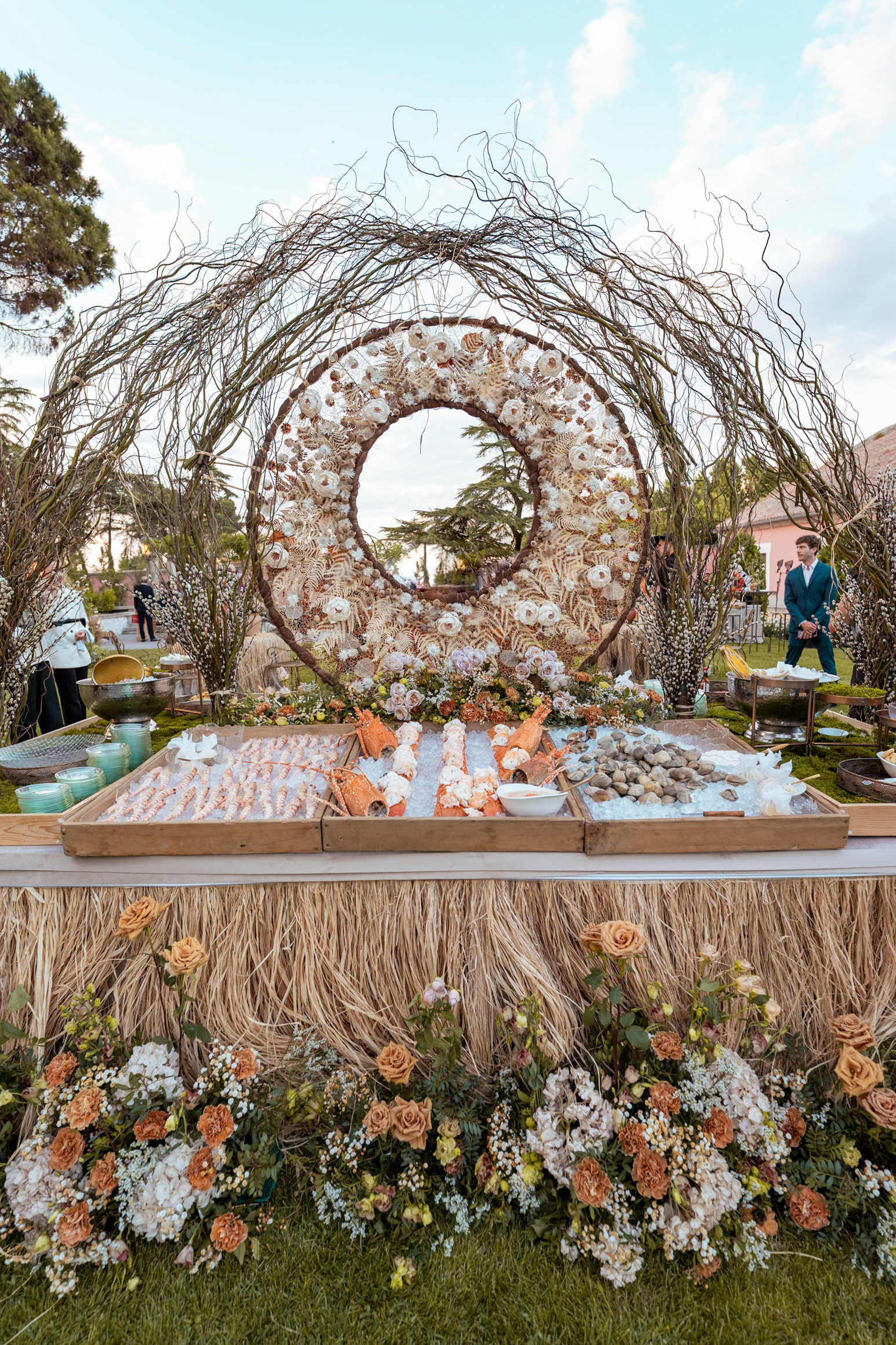 Decoración del cóctel preparada para una boda con un estilo elegante y cuidado