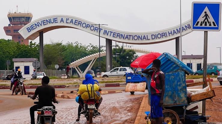 Illustration - Niamey réveillée par les tirs : une mutinerie vise le cœur de l'État nigérien
