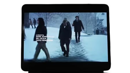 iPad Pro M4のディスプレイ。画面に映画。