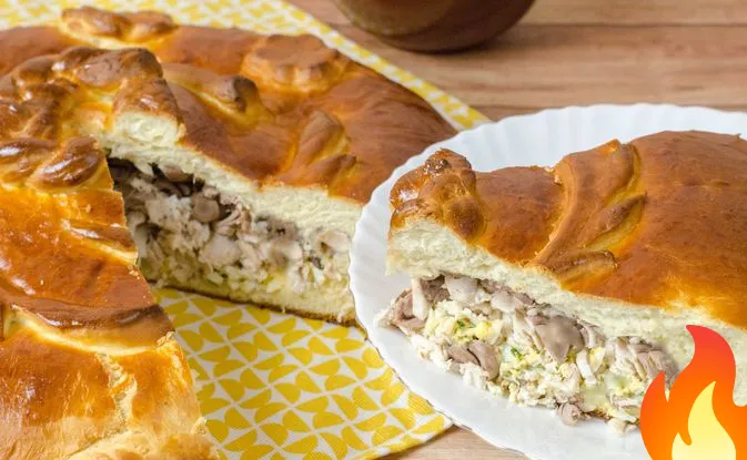 Фото Курник из дрожжевого теста с куриным мясом, сердечками и яйцами