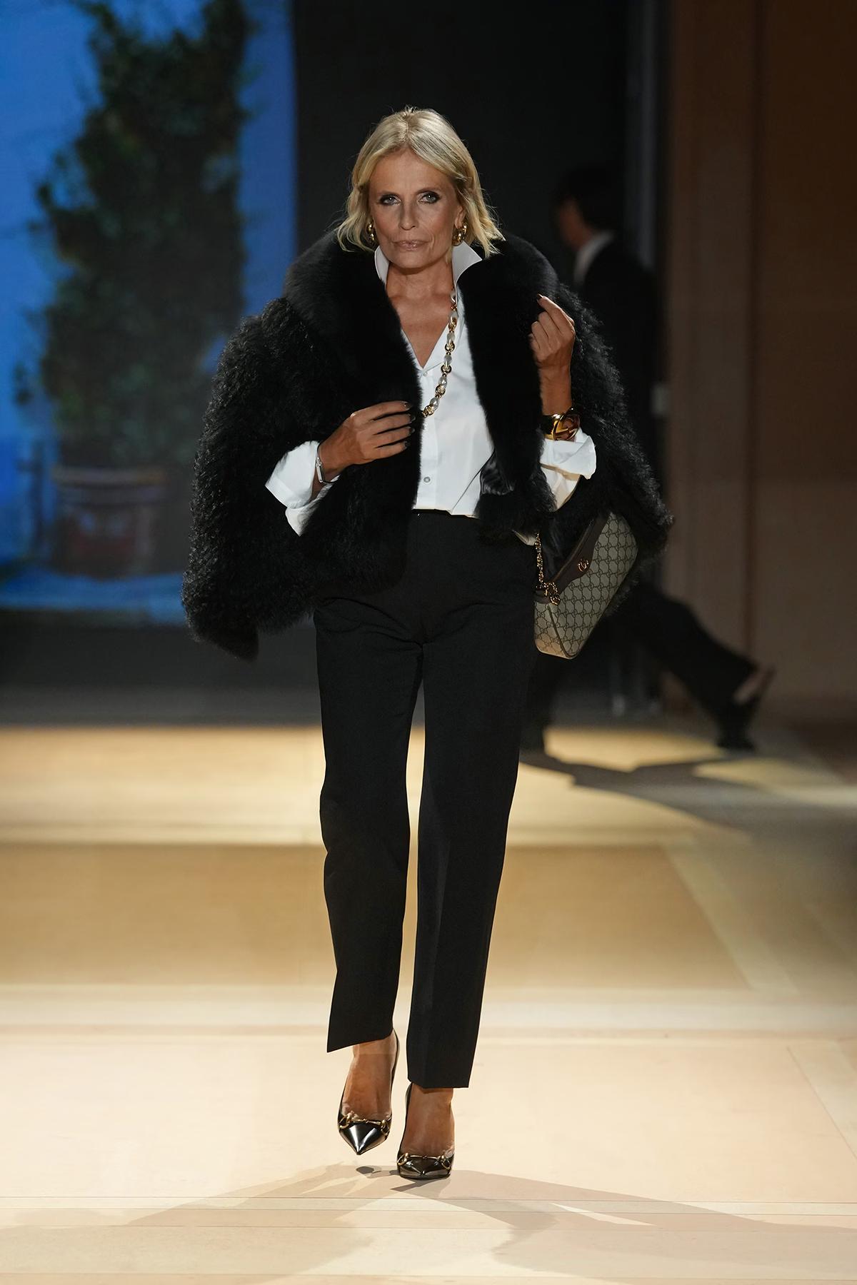 Isabella Ferrari sfila per Gucci SS27 Isabella Ferrari in passerella alla sfilata Gucci SS27 di Demna
