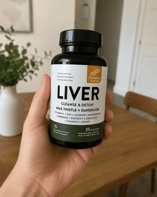 Reseña natural sosteniendo Liver Cleanse and Detox