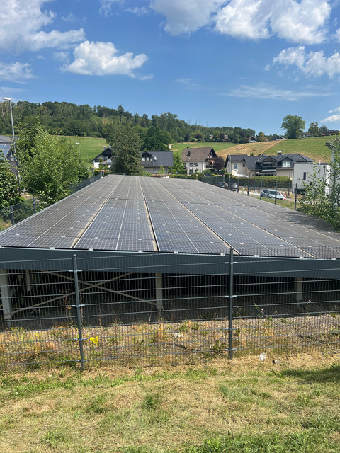 Freiflächen-Photovoltaikanlage der Gemeinde Lindlar vor der Reinigung – flächige, matte Schmutzschicht auf allen Modulreihen