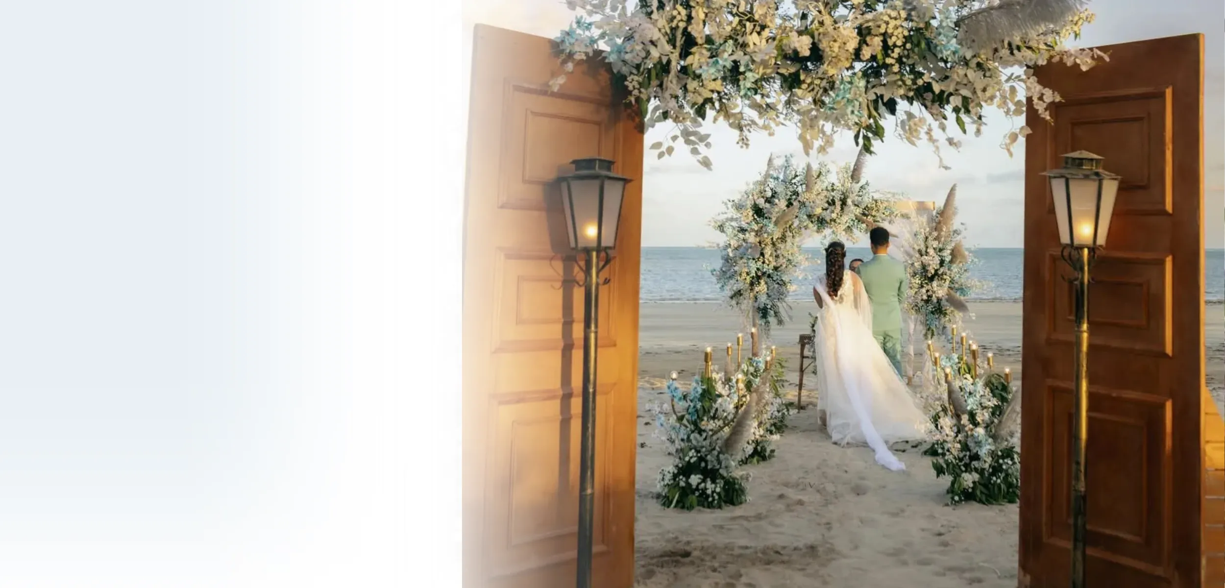 Decoração para Elopement Wedding intimista com arco de flores e mar esmeralda em Maceió