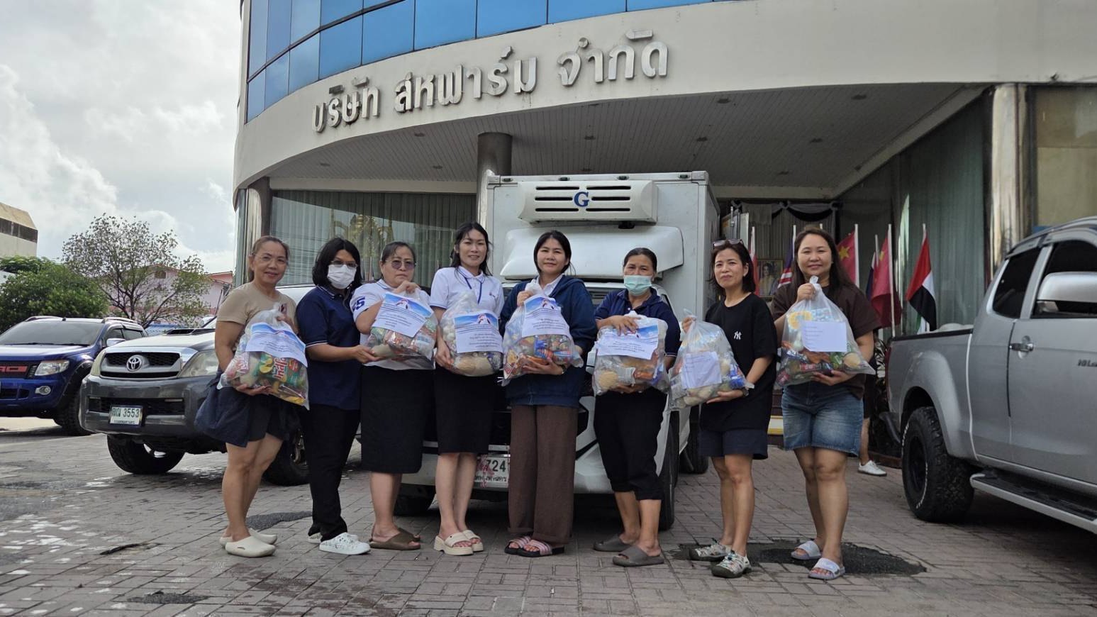 สหฟาร์มมอบถุงยังชีพกว่า 100 ชุด หลังสำนักงานรามอินทราเผชิญน้ำท่วม