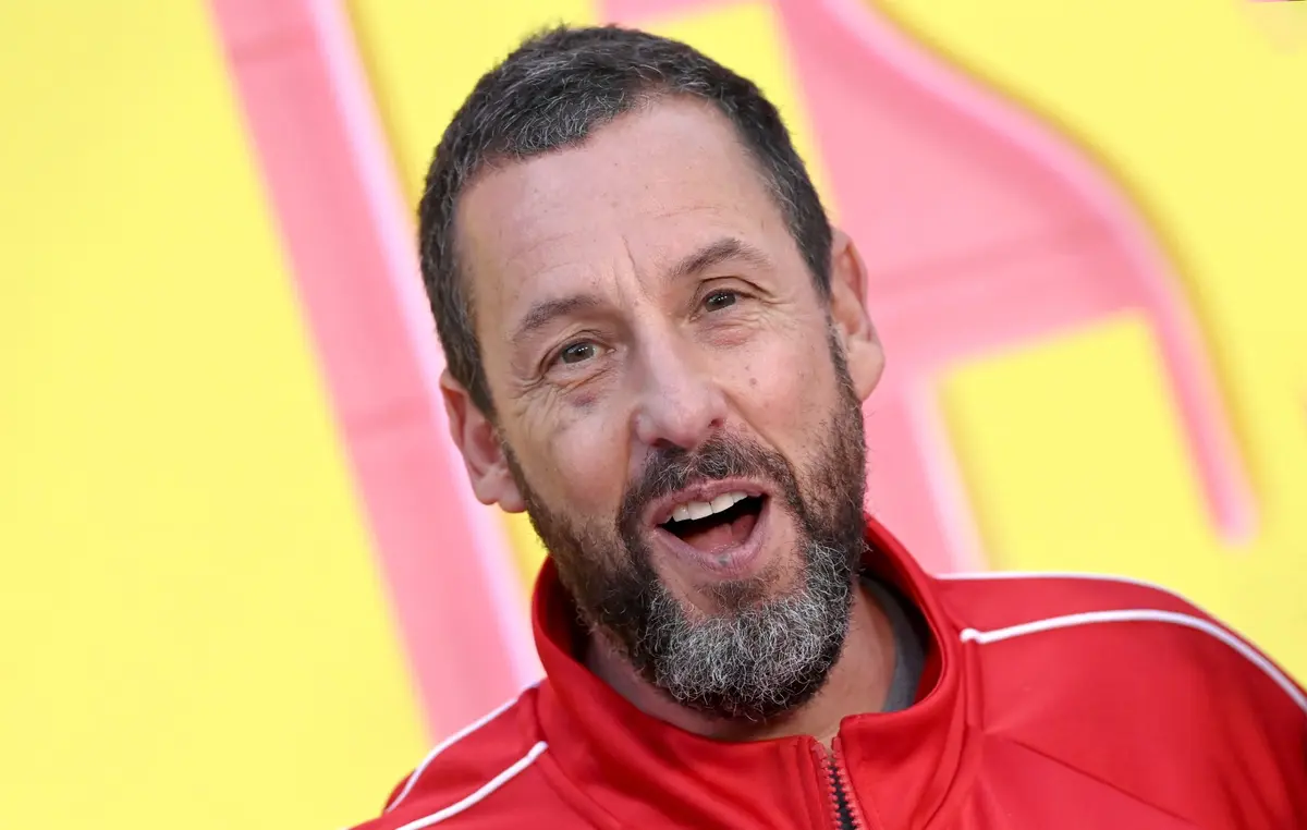 Fiică a descoperit obiceiul unic de înot al lui Adam Sandler