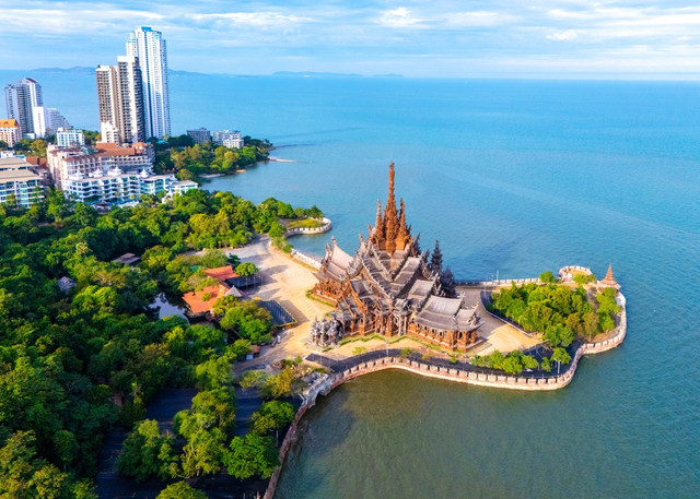 Beautiful skyline of Pattaya, Thailand at sunset showcasing modern architecture and beachfront condominiums — ideal destination for property investment and real estate opportunities in 2025 with Propuno.