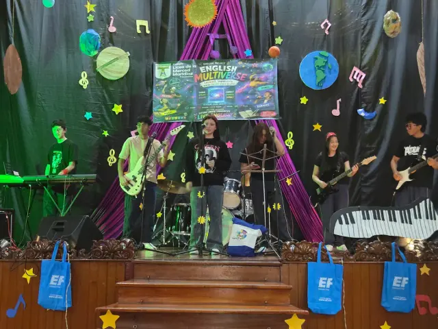 Presentación musical de los estudiantes en el escenario