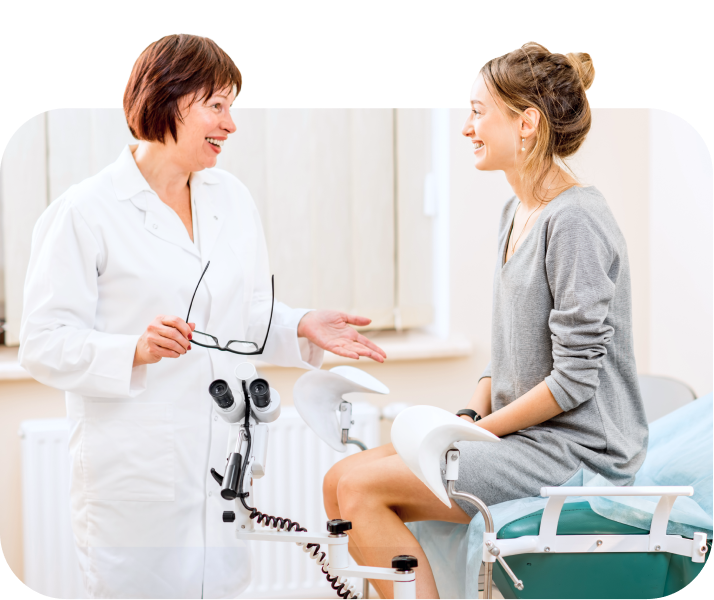 Médico atendendo em consultório
