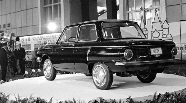 Мало кто знает, но в 70-х годах автомобили ЗАЗ экспортировались более чем в 20 стран – в том числе Германию, Францию и Великобританию.
Это были особые версии серийных машин с приставкой «Э» в индексе. Но была еще одна необычная модель, представленная на Брюссельской автомобильной выставке в 1968 году.За исключением разницы в отделке, Yalta 1000 была оснащена 44-сильным двигателем Renault с жидкостным(!) охлаждением объемом 986 куб.см. Причем, размещен он был на месте штатного силового агрегата в задней части и вращал колеса за счет качающихся полуосей.Выпускать необычный «ушастый» планировалось не в родном Запорожье, а на мощностях бельгийской компании S.A. Scaldia-Volga. Существовала договоренность с Renault на поставку двигателей R8. Были даже подготовлены брошюры и рекламные буклеты.